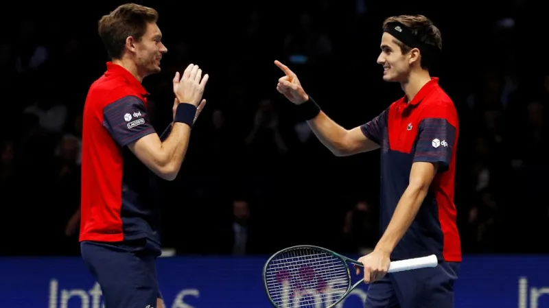 Pierre-Hugues Herbert a Nicolas Mahut oslavují titul na Turnaji mistrů