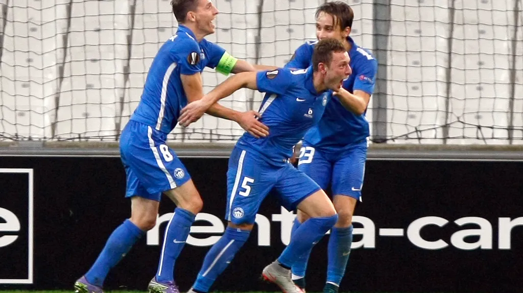 Vladimír Coufal (uprostřed) slaví se svými spoluhráči z Liberce vstřelenou branku