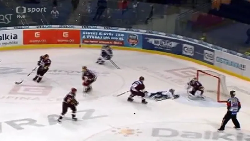 Faul na Vladimíra Svačinu v 3. čtvrtfinále play-off Vítkovice - Sparta