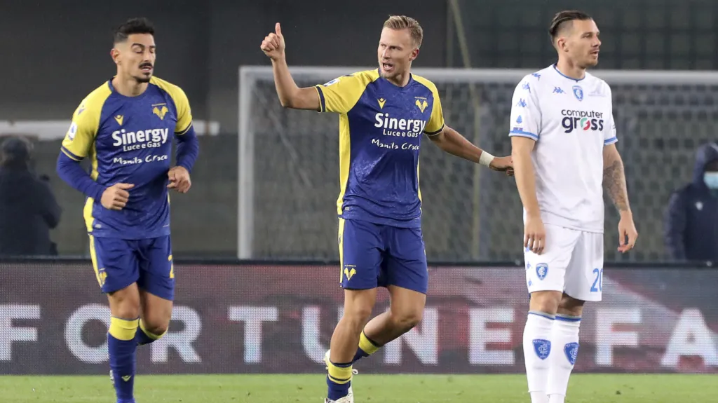 Antonín Barák z Verony (uprostřed) se raduje z branky