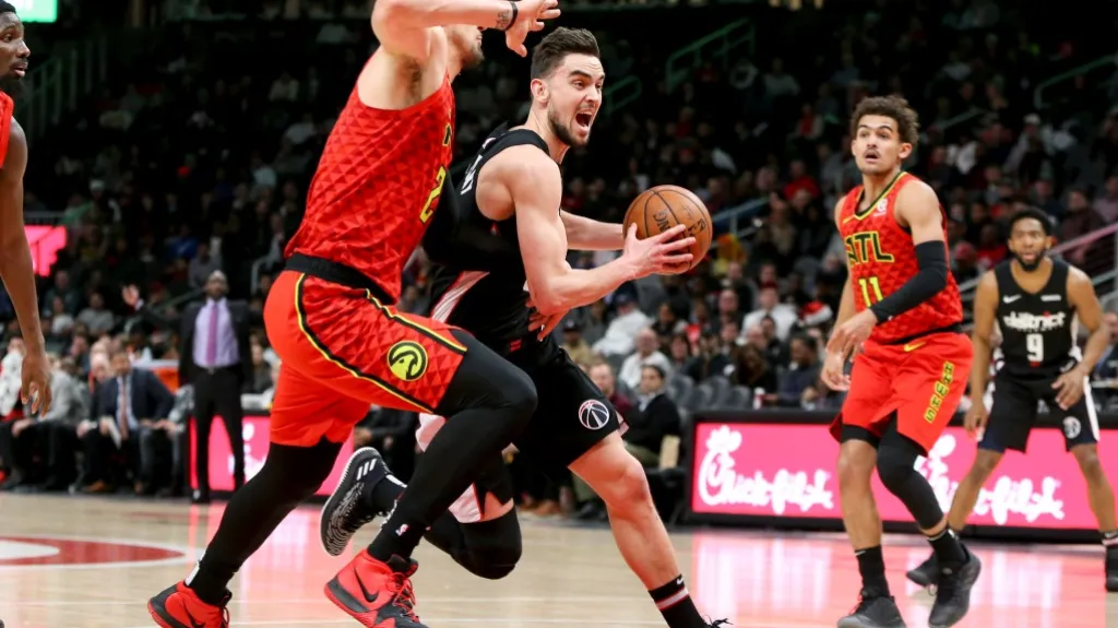 Tomáš Satoranský v nájezdu na koš proti Atlantě