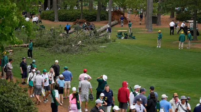 Masters přerušila bouřka, vede Koepka