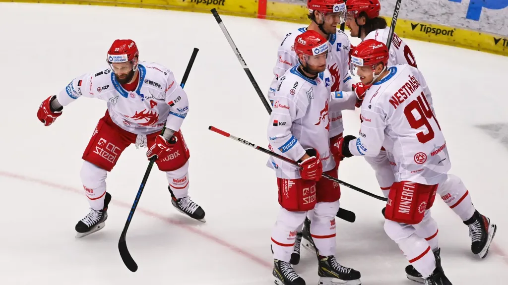 Martin Růžička (vlevo) oslavuje se spoluhráči gól Třince