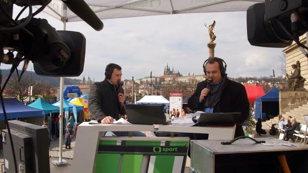 Televizní studio s výhledem na Pražský hrad