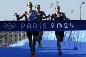 Závěr smíšené štafety triatlonistů