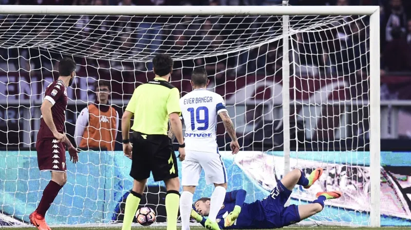 Turínský Joe Hart inkasuje v branku v zápase proti Interu Milán