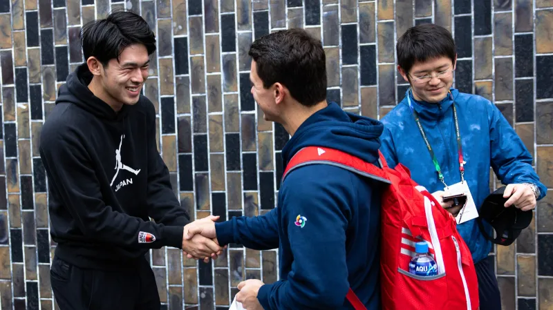 Sasaki se omluvil Escalovi za trefu do kolena a donesl mu dárky