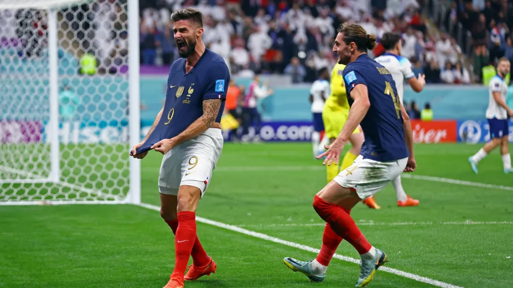 Francouz Olivier Giroud se raduje z vítězného gólu 