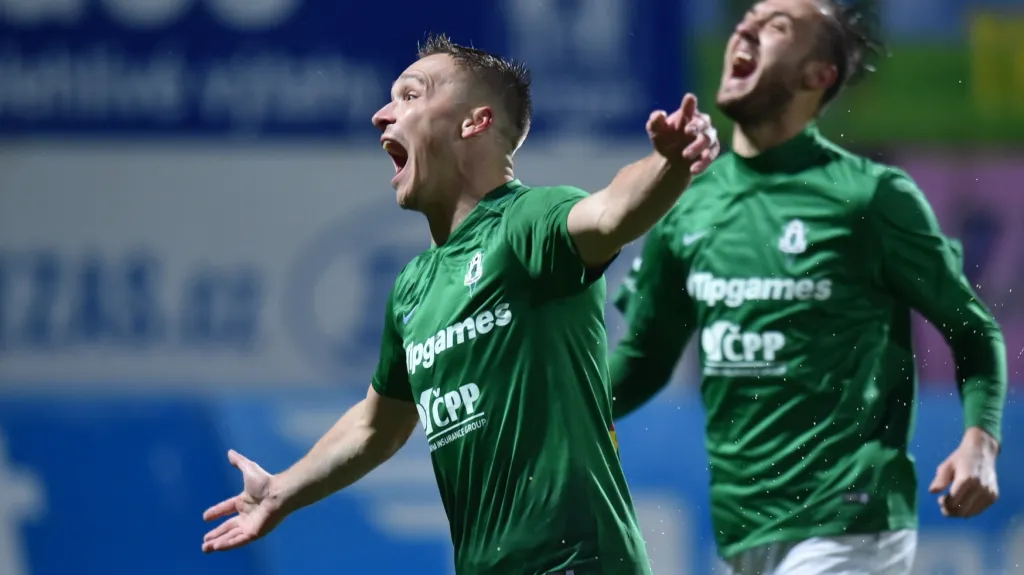 Stanislav Tecl (vlevo) slaví jeden ze svých gólů v severočeském derby