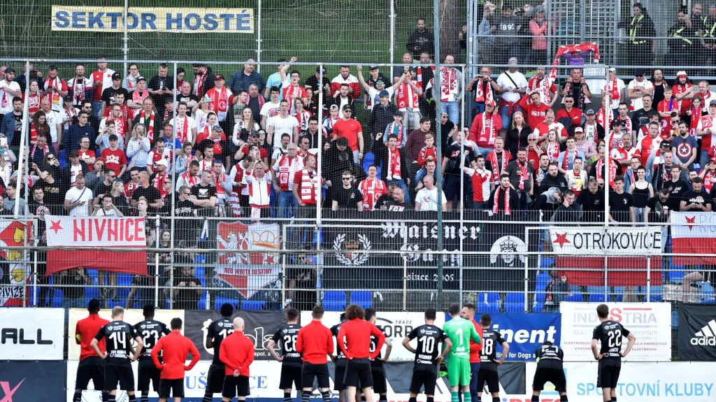 Fotbalisté Slavie děkují svým fanouškům za podporu