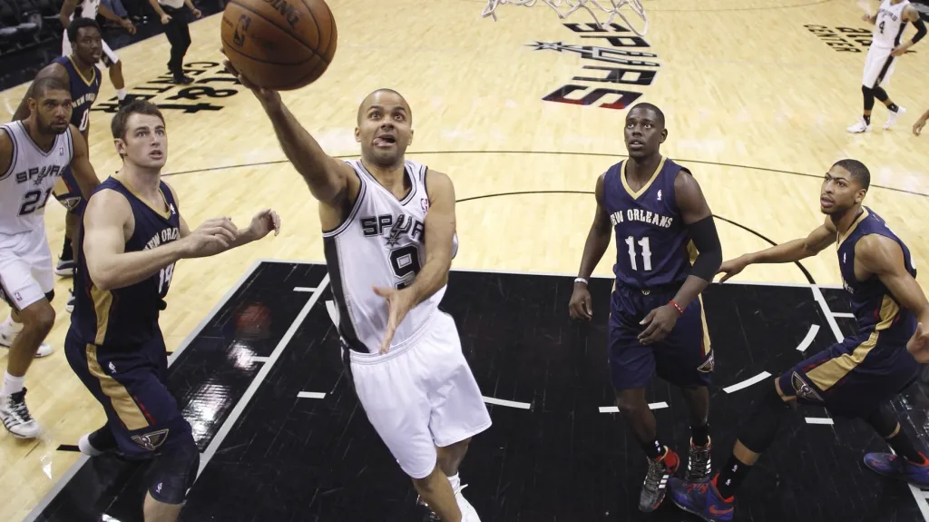 Tony Parker ze San Antonia v zápase s New Orleans