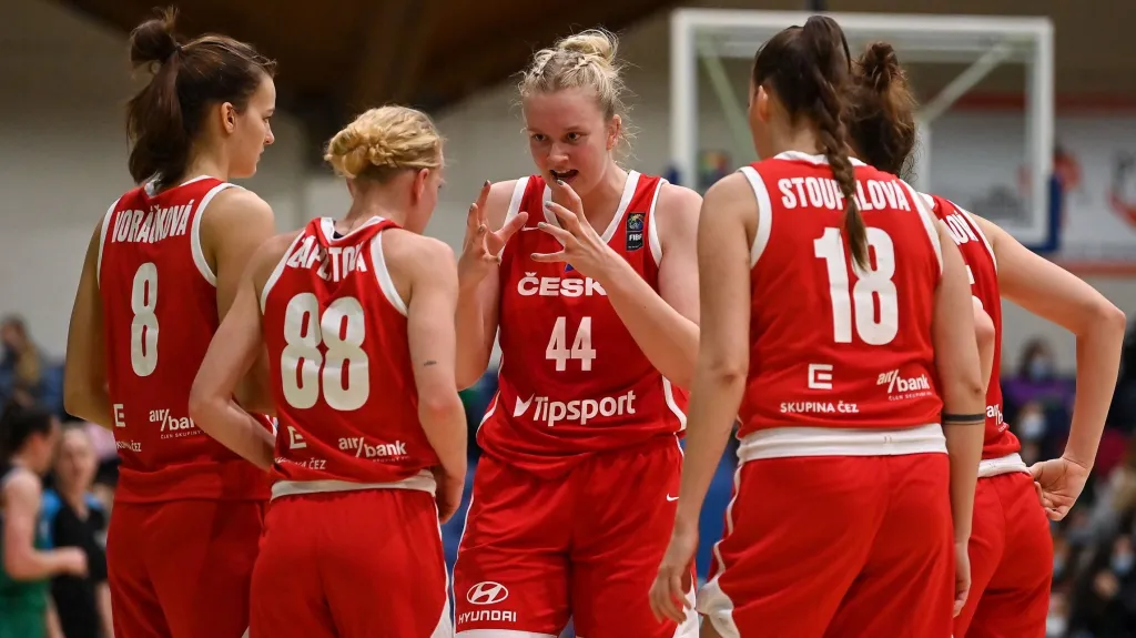 České basketbalistky, uprostřed Julia Reisingerová