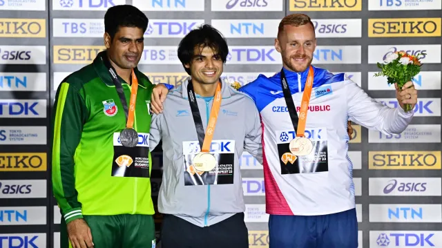 Medailový ceremoniál oštěpařů s Jakubem Vadlejchem