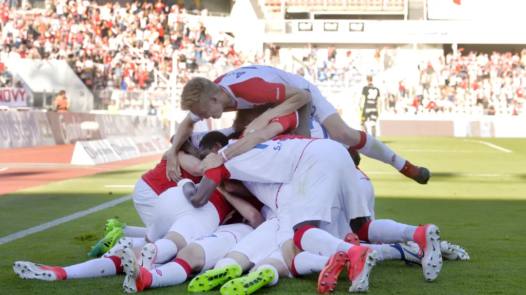 Radující se fotbalisté Slavie