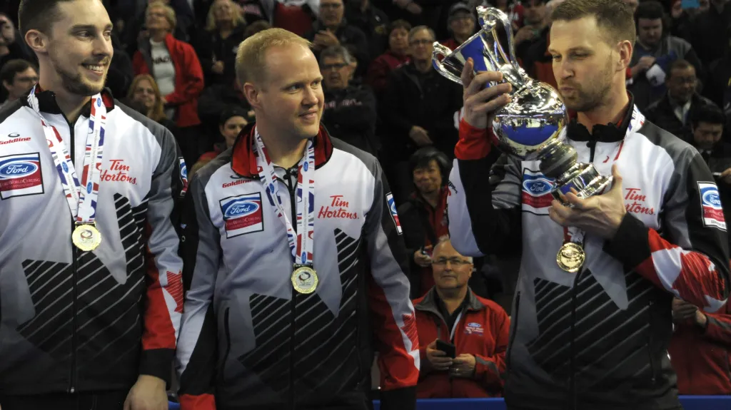 Vítězní Kanaďané s trofejí pro mistry světa