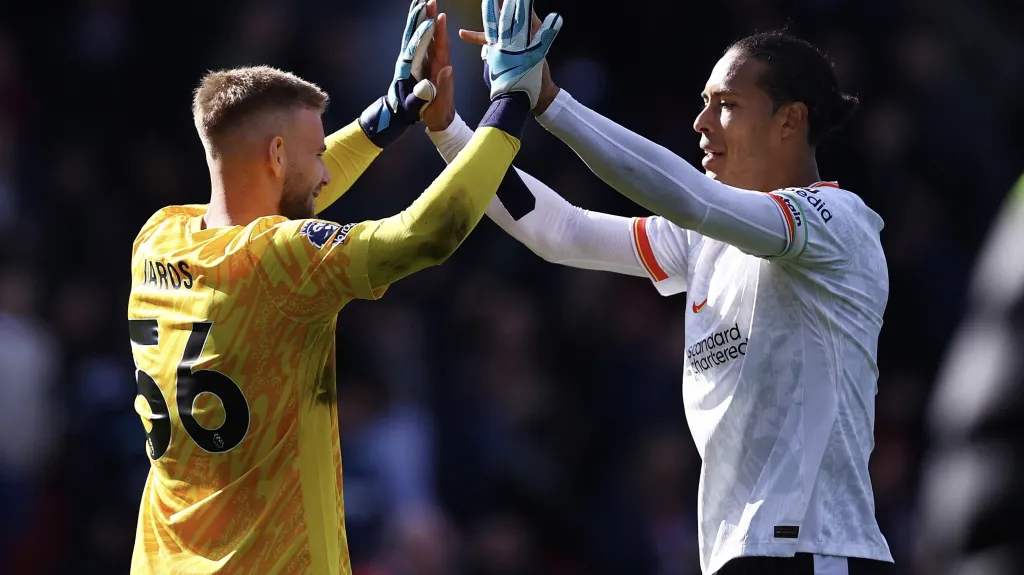 Brankář Liverpoolu Vítězslav Jaroš s kapitánem Virgilem Van Dijkem
