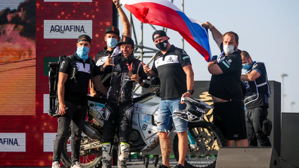 Libor Podmol se svým týmem v cíli Rallye Dakar