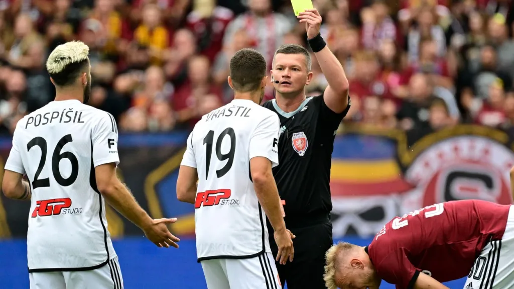 Lukáš Vraštil z Olomouce dostává žlutou kartu.