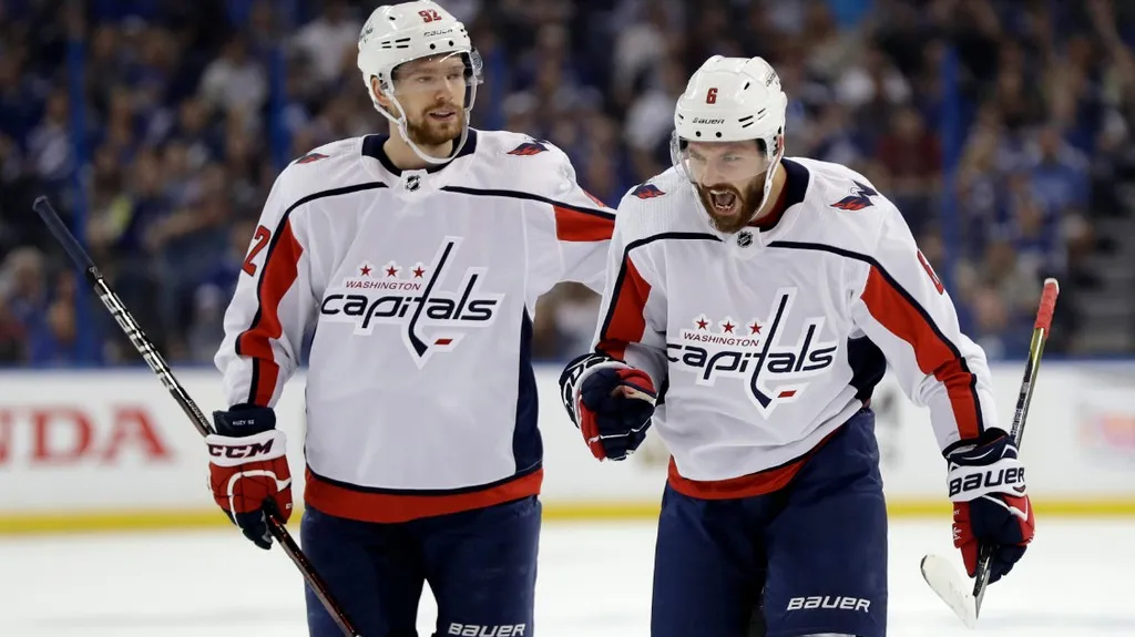 Hráči Washingtonu Michal Kempný a Jevgenij Kuzněcov