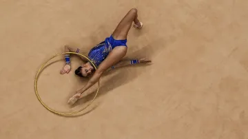 Zlatá Jevgenija Kanajevová s obručí