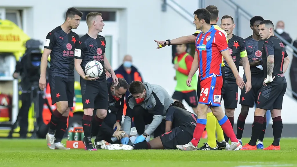 Plzeňský Milan Havel po zákroku na Simona Deliho ze Slavie