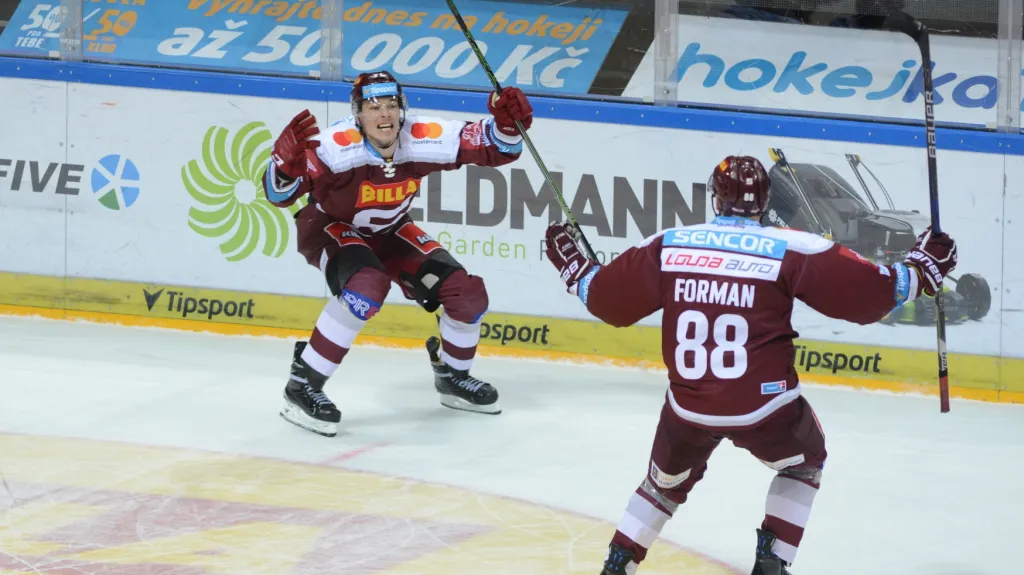 Marek Ďaloga (vlevo) se raduje se spoluhráčem ze Sparty Miroslavem Formanem