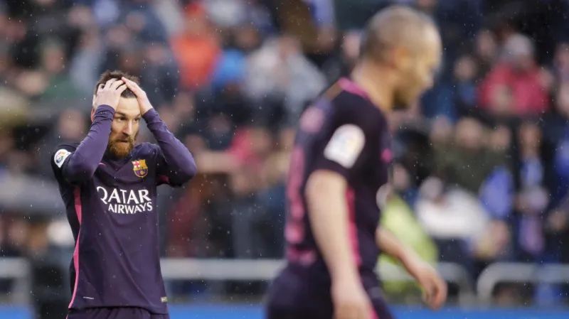 Lionel Messi (vlevo) vstřebává porážku od Deportiva La Coruňa