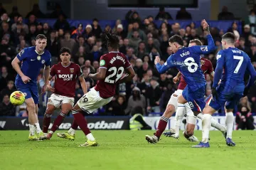 Enzo Fernández střílí vítězný gól Chelsea proti West Hamu