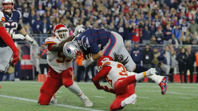 Tom Brady skóruje proti Kansasu