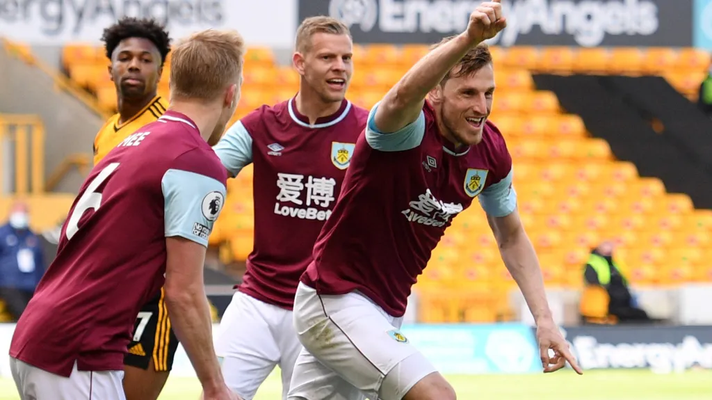 Chris Wood (vpravo) z Burnley se raduje z gólu