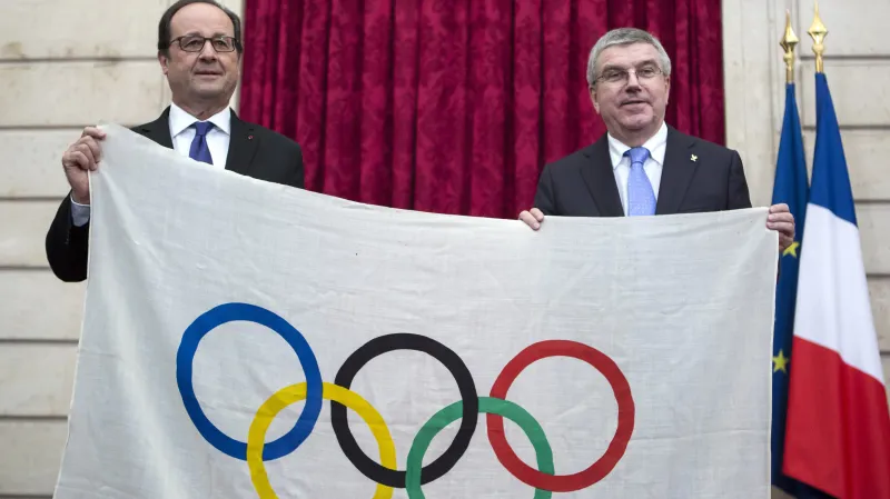 Francouzský prezident Francois Hollande s Thomasem Bachem