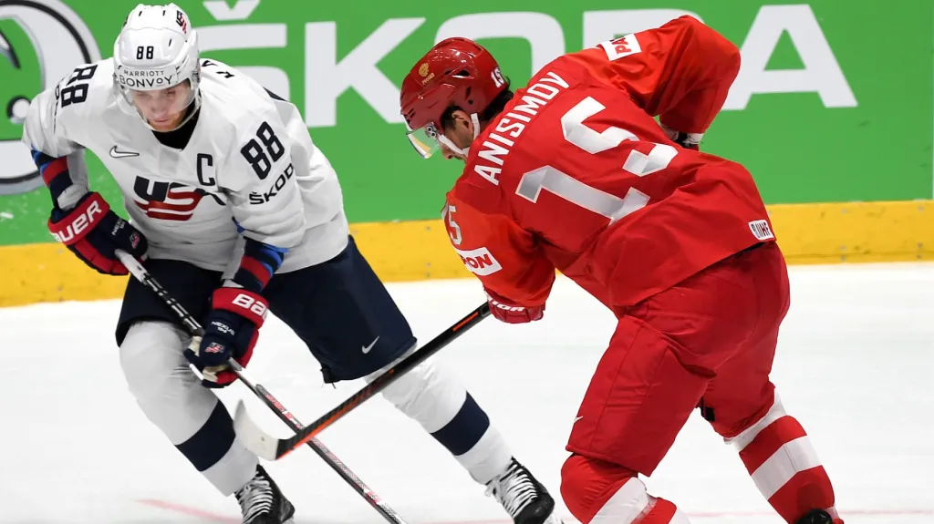 Americký útočník Patrick Kane bráněný Arťomem Anisimovem