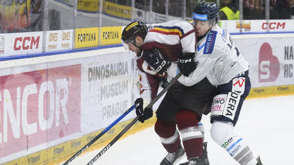 Michael Špaček a Joe Leahy v utkání Sparta – Vítkovice