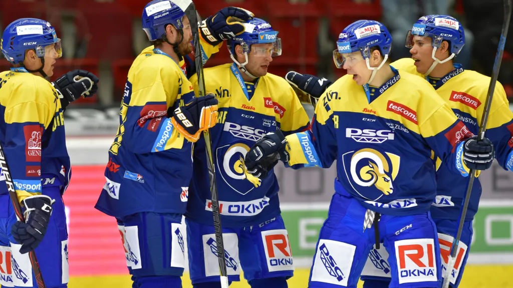 Hokejisté Zlína se radují z gólu