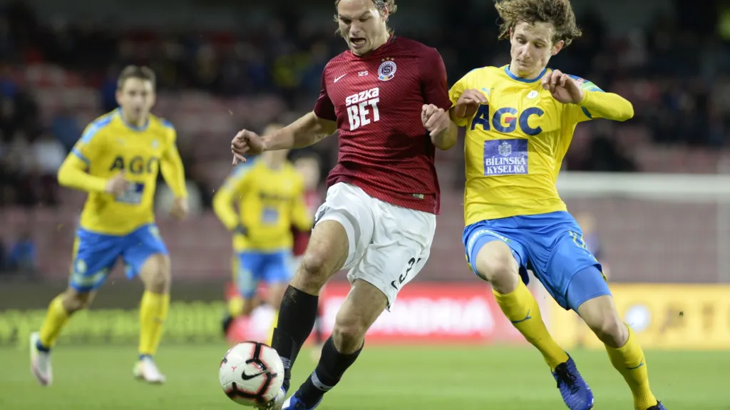 Matěj Pulkrab ze Sparty (vlevo) se snaží utéct Alexi Královi z Teplic