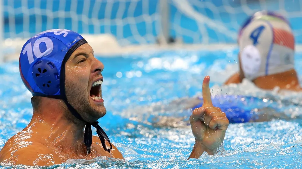 Slavící srbský vodní pólista Filip Filipovič