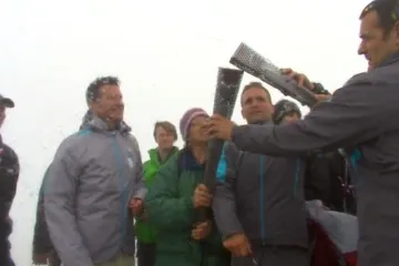 Zapálení ohně na vrcholu Snowdonu