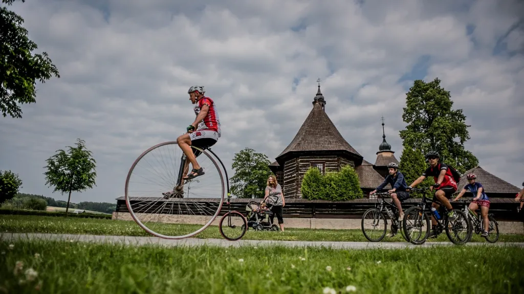 Josef Zimovčák v čele pelotonu na cyklotour Na kole dětem