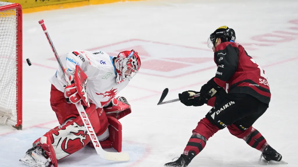 Aaron Irving střílí postupový gól Sparty