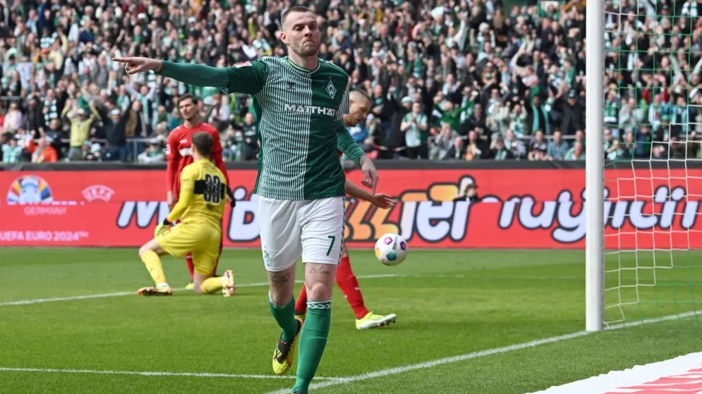 Marvin Ducksch z Brém se raduje z gólu v síti Stuttgartu