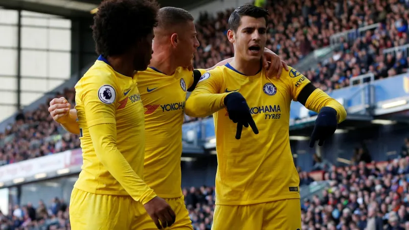 Álvaro Morata (vpravo) se raduje z gólu se spoluhráči z Chelsea