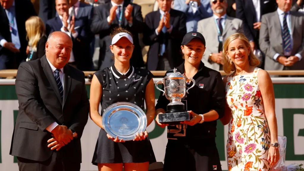 Markéta Vondroušová při slavnostním ceremoniálu po finále Roland Garros