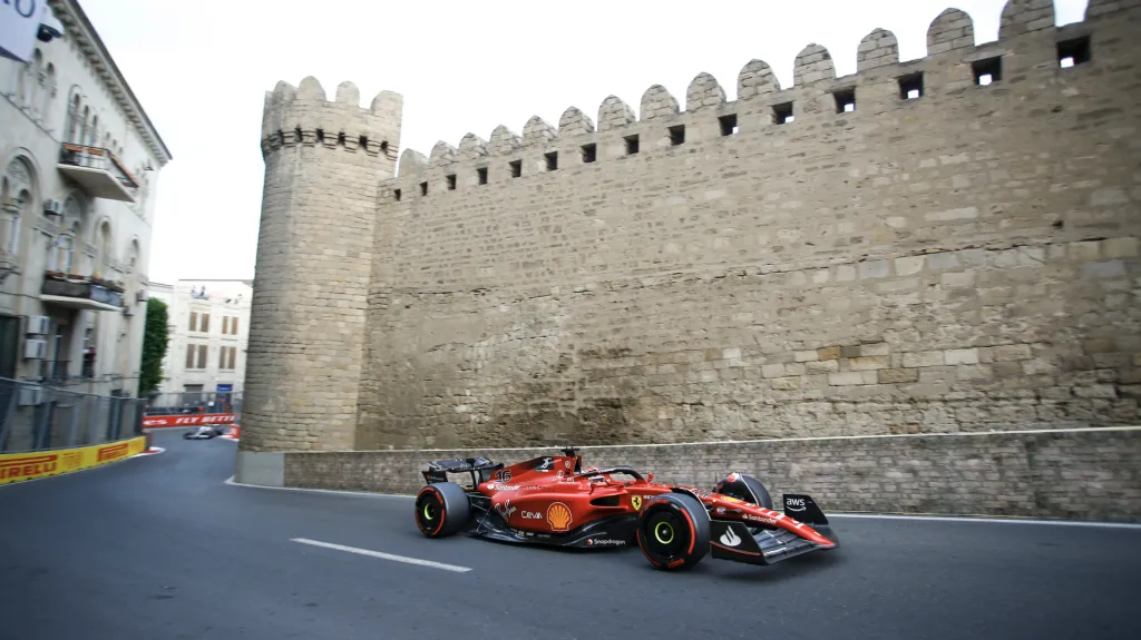 Charles Leclerc na okruhu v Baku