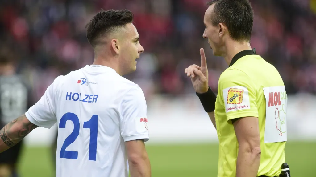 Daniel Holzer z Baníku v diskuzi se sudím Petrem Ardeleanem