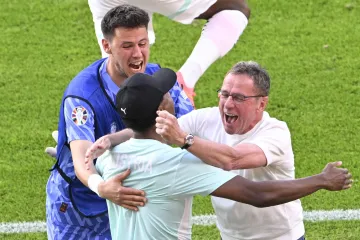 Ralf Rangnick v objetí s Davidem Alabou