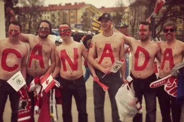 Kanadští fanoušci před halou Globen