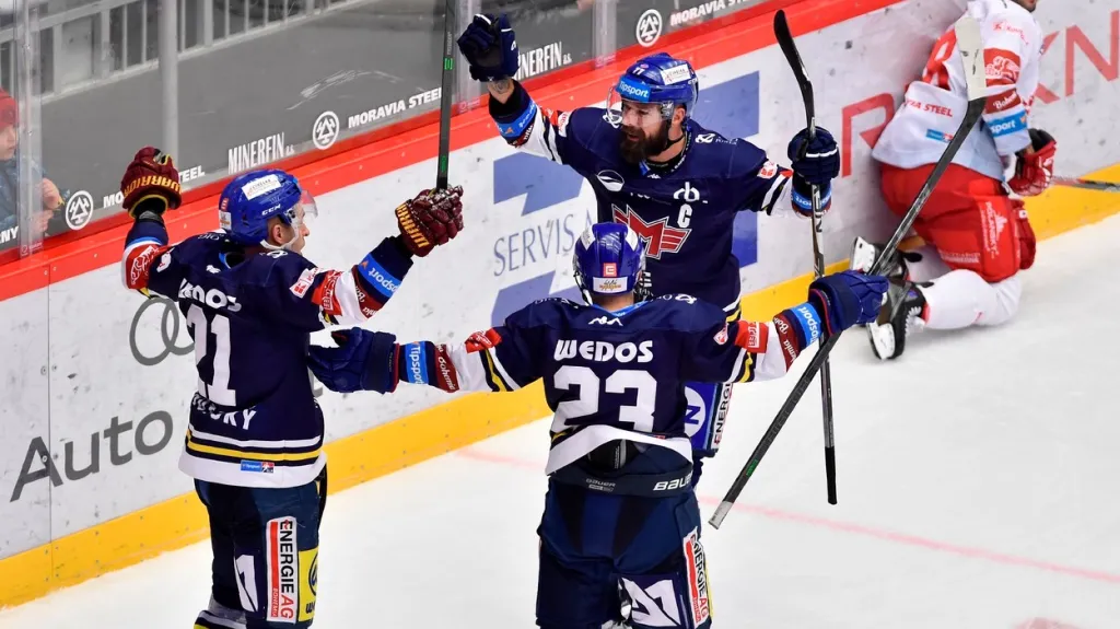 Českobudějovičtí hokejisté slaví gól v Třinci