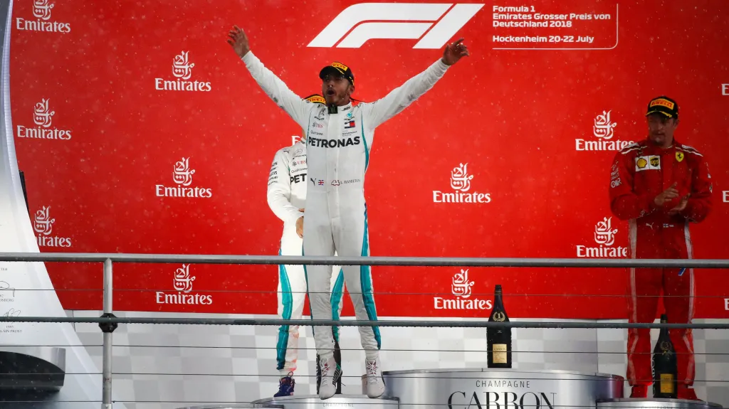 Lewis Hamilton se raduje z vítězství ve VC Německa