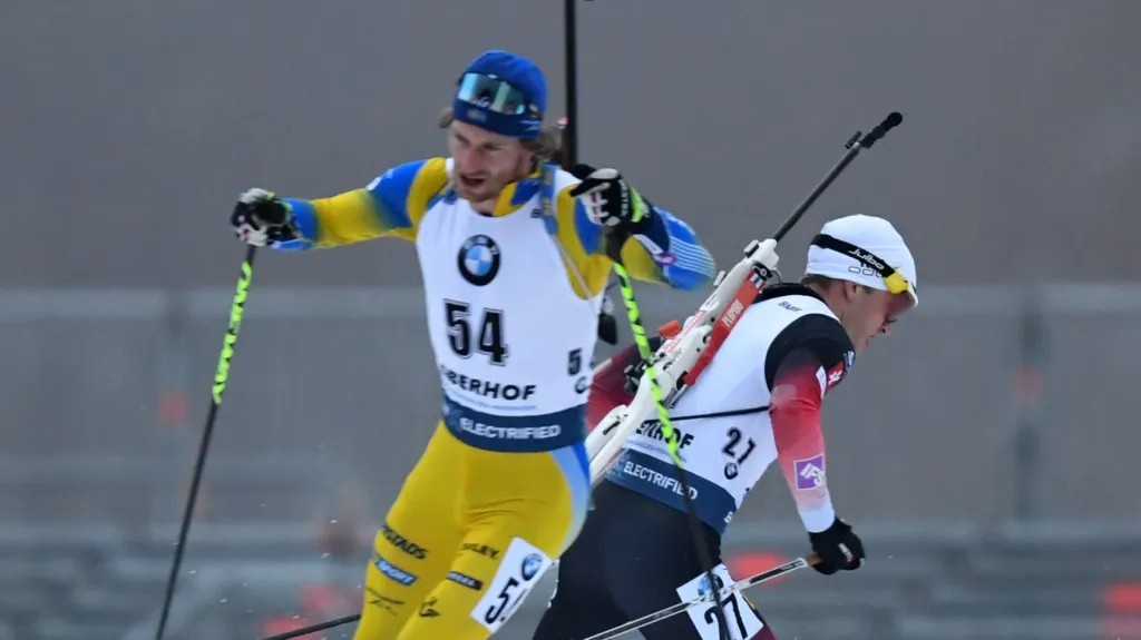 Tarjei Bö kličkuje zpět na stadion na trestné kolo
