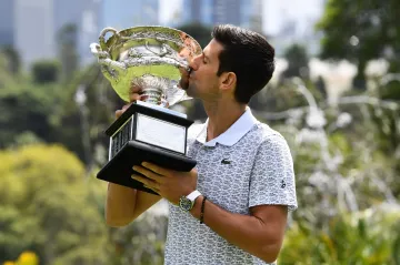 Novak Djokovič s trofejí pro vítěze Australian Open